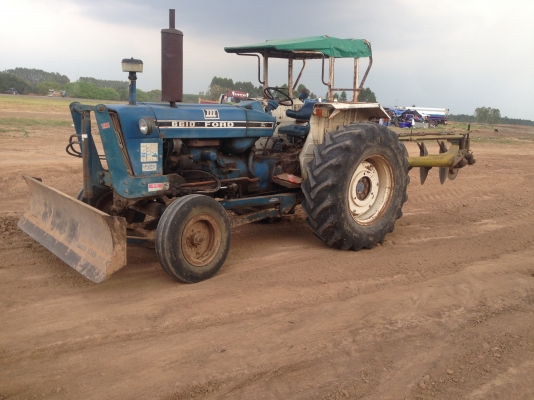 ขายรถไถFORD -77 (ราคา 238,000 บาท) มีภาพวีดีโอ รถสภาพ พร้อมใช้งาน อุปกรณ์ครบพร้อม มีใบมีดดันหน้า ผานสภาพดีเครื่องแรงดี ระบบไฮดรอลิกส์ดี คูณ ชัยยา โทร 081-9972972 089-8451778