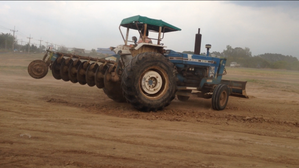 ขายรถไถFORD -77 (ราคา 238,000 บาท) มีภาพวีดีโอ รถสภาพ พร้อมใช้งาน อุปกรณ์ครบพร้อม มีใบมีดดันหน้า ผานสภาพดีเครื่องแรงดี ระบบไฮดรอลิกส์ดี คูณ ชัยยา โทร 081-9972972 089-8451778