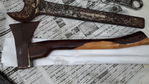 ขายขวานผ่าฟืนงานเก่ายุโรปด้ามไม้ประดู่ลายสวย