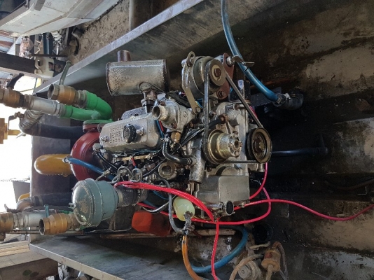 เรือรดน้ำสแตเลส 4เขาพร้อมใช้งานเครื่องยนต์ใหม่