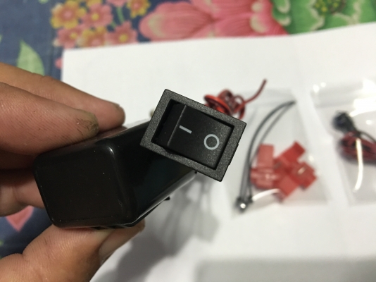 ชุดคิทติดตั้งไฟขอทาง ไฟฉุกเฉิน ไฟผ่าหมาก -ไฟเลี้ยวเดิมของรถยังใช้งานได้ปกติ -ติดตั้งกับรถจักรยานยนต์ได้ทุกรุ่น ทุกยี่ห้อ -ปรับกระพริบ ช้า-เร็ว ได้ตามต้องการ  -ติดตั้งง่าย ไม่ต้อง ตัด/ต่อ ชุดสายไฟรถไม่เสียหาย -แถมฟรี! ชุดหลอด LED เช็คขั้วไฟให้ทุกชุด -มีคู่