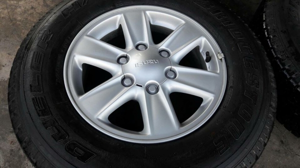 ขายล้อแม็ก d-max 16"x7" et33 6รู139.7 สนใจติดต่อ ร้าน ก.เจริญการยาง ครับ 081-3747940