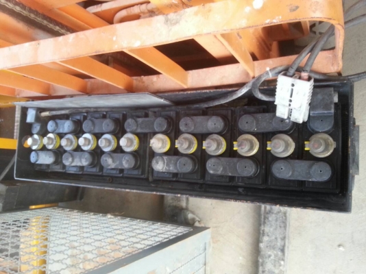 ขายแบตเตอรี่มือสองตามสภาพ 24 โวล์ 165 แอมป์ ขายแบตเตอรี่มือสองตามสภาพ 24 โวล์ 165 แอมป์