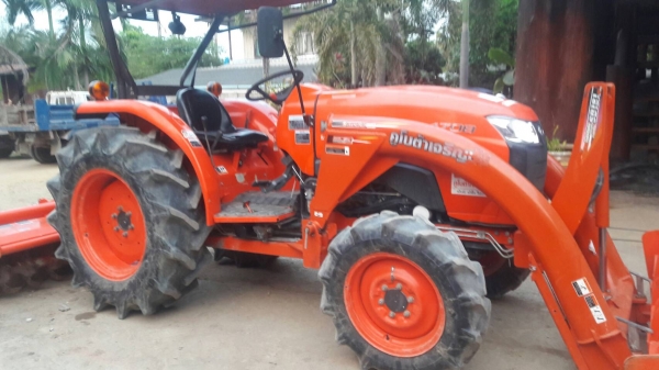 ขายรถไถKubota L4708 รถสวยใหม่มากปี57พร้อมอุปกรณ์หน้าหลังมีเล่มพร้อมโอนครับ ขายรถไถKubota L4708 รถสวยใหม่มากปี57พร้อมอุปกรณ์หน้าหลังมีเล่มพร้อมโอนครับ