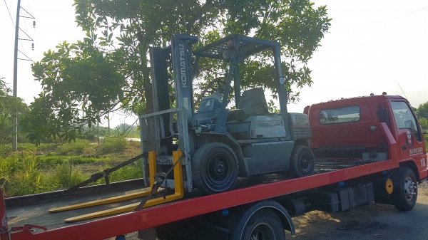 ขายด่วนรถยกดีเซลKOMATSU FD25-11ยก2.5ตันยกสูง3เมตรยางตัน4เส้นรถนอกเพิ่งนำเข้ามายังไม่เคยใช้งานในเมืองไทยเลย