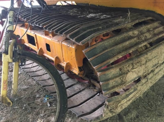 รถเกี่ยวอุ้ม (ปลดหนี้) 850,000 บาท เครื่อง 6HE1 Turbo -220 แรง อุ้ม 2.5 ตั้ม ตู้นวด 6.5 ฟุต ตัวเดม 10HT ระเบิดเพลาใหญ่ รอเลอร 11 ตัว โช่ 48 ข้อ  รถอยู่ จ.ร้อยเอ็ด โทร&amp;ไอดีไลน์ 0610710295