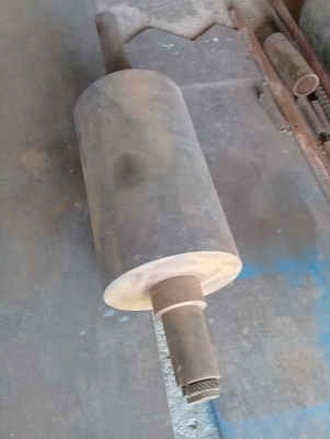 ลูกกลิ้งเหล็กรีดร้อน