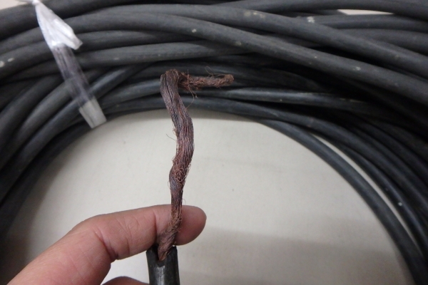 สายเชื่อมทองแดง อย่างหนา ยาว 48 เมตร มือสอง สภาพดี