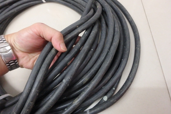 สายเชื่อมทองแดง อย่างหนา ยาว 48 เมตร มือสอง สภาพดี