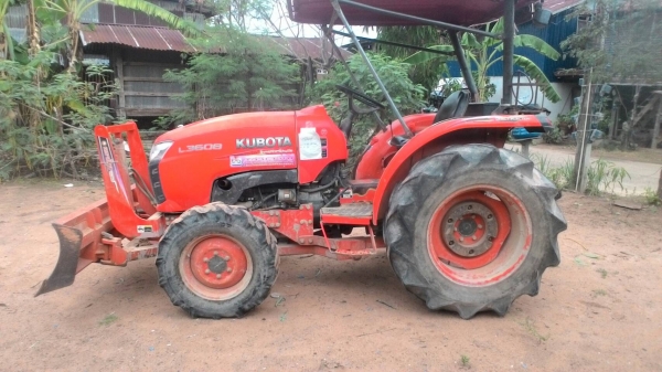 รถไถ 36 แรงปี  53 อุปกร 3 อย่าง   ซ. ม  1700   นิด ฯฯ มือเดียวป้ายแดง  ราคาเบาฯฯ  300000  บาท  วันทูคอล 098 668-3479 dtac 094 283-9369 สิทธิ์ คับ