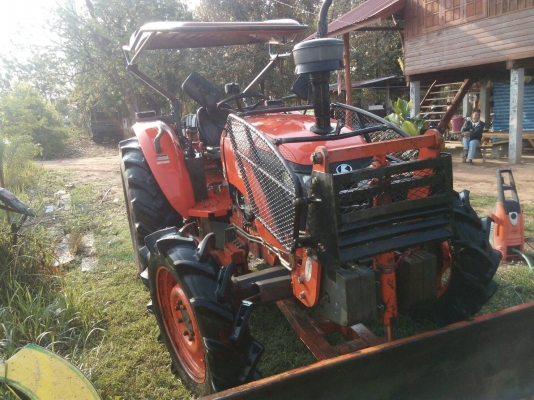 ขายรถไถ KUBOTA รุ่น M7040 ปี52  3,400 ชม. ได้อุปกรณ์ผาน6และใบดัน  สภาพดี ราคา 390,000บ. สนใจ 0835601591 หรือ 0903494058