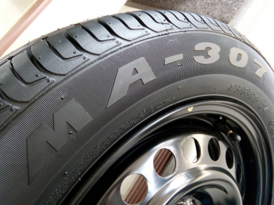 ล้อกระทะพร้อมยางป้ายแดง ฮอนด้า แจ๊ส ยางแม็กซิส 175/65R15 ปี17