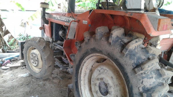 ขายตามสภาพรถไถคูโบต้า42แรงโฟวินมีดันหน้าผาลหลังเครื่องดี