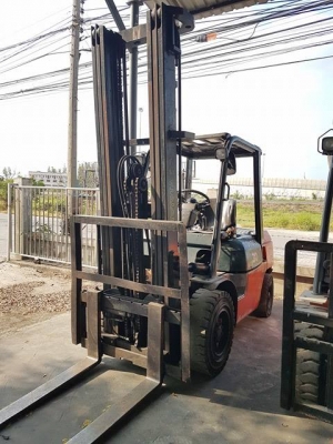 ขายรถยก 3.0 ตัน TOYOTA รุ่น 7 เสายกสูง 6.0 เมตร