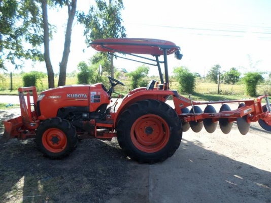 ขายรถไถ KUBOTA L3608 4WD รถสภาพเดิมๆใช้งานน้อย920ชั่วโมง มีอุปกรณ์2ชิ้น ใบมีดันหน้า+ผานพวนดิน เจ้าของทำงานเป็นหมออยู่โรงพยาบาล รถใช้งานน้อยไม่มีเวลาขับจอดไว้เฉยๆเลยอยากขายออก เครื่องดีพร้อมลุยงานแรงดีไม่มีตก เกียร์ดี ไฮโดรลิกดีไม่มีเยิ้ม แบตเตอร์รี่ดี สีส