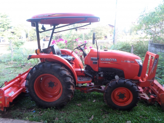 ขายรถไถ KUBOTA L3608 4WD รถสภาพเดิมๆใช้งานน้อย920ชั่วโมง มีอุปกรณ์2ชิ้น ใบมีดันหน้า+ผานพวนดิน เจ้าของทำงานเป็นหมออยู่โรงพยาบาล รถใช้งานน้อยไม่มีเวลาขับจอดไว้เฉยๆเลยอยากขายออก เครื่องดีพร้อมลุยงานแรงดีไม่มีตก เกียร์ดี ไฮโดรลิกดีไม่มีเยิ้ม แบตเตอร์รี่ดี สีส