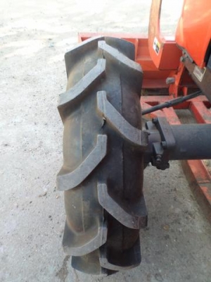 ขายรถไถ KUBOTA L3608 4WD รถสภาพเดิมๆใช้งานน้อย920ชั่วโมง มีอุปกรณ์2ชิ้น ใบมีดันหน้า+ผานพวนดิน เจ้าของทำงานเป็นหมออยู่โรงพยาบาล รถใช้งานน้อยไม่มีเวลาขับจอดไว้เฉยๆเลยอยากขายออก เครื่องดีพร้อมลุยงานแรงดีไม่มีตก เกียร์ดี ไฮโดรลิกดีไม่มีเยิ้ม แบตเตอร์รี่ดี สีส