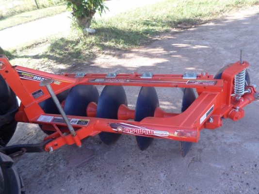 ขายรถไถ KUBOTA L3608 4WD รถสภาพเดิมๆใช้งานน้อย920ชั่วโมง มีอุปกรณ์2ชิ้น ใบมีดันหน้า+ผานพวนดิน เจ้าของทำงานเป็นหมออยู่โรงพยาบาล รถใช้งานน้อยไม่มีเวลาขับจอดไว้เฉยๆเลยอยากขายออก เครื่องดีพร้อมลุยงานแรงดีไม่มีตก เกียร์ดี ไฮโดรลิกดีไม่มีเยิ้ม แบตเตอร์รี่ดี สีส