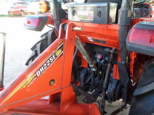 ขายรถไถ KUBOTA L3608 4WD รถสภาพเดิมๆใช้งานน้อย920ชั่วโมง มีอุปกรณ์2ชิ้น ใบมีดันหน้า+ผานพวนดิน เจ้าของทำงานเป็นหมออยู่โรงพยาบาล รถใช้งานน้อยไม่มีเวลาขับจอดไว้เฉยๆเลยอยากขายออก เครื่องดีพร้อมลุยงานแรงดีไม่มีตก เกียร์ดี ไฮโดรลิกดีไม่มีเยิ้ม แบตเตอร์รี่ดี สีส