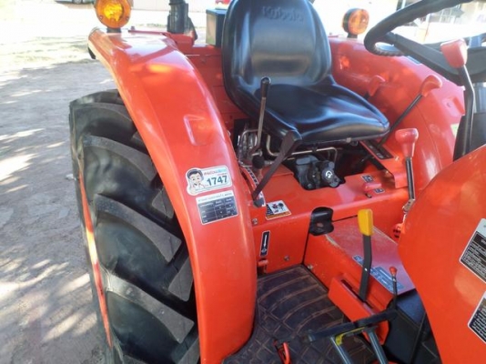 ขายรถไถ KUBOTA L3608 4WD รถสภาพเดิมๆใช้งานน้อย920ชั่วโมง มีอุปกรณ์2ชิ้น ใบมีดันหน้า+ผานพวนดิน เจ้าของทำงานเป็นหมออยู่โรงพยาบาล รถใช้งานน้อยไม่มีเวลาขับจอดไว้เฉยๆเลยอยากขายออก เครื่องดีพร้อมลุยงานแรงดีไม่มีตก เกียร์ดี ไฮโดรลิกดีไม่มีเยิ้ม แบตเตอร์รี่ดี สีส