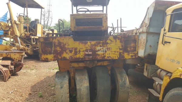 ขาย รถบด 9 ล้อ SINGTHAI เครื่อง คัมมินส์ 4 สูบ รถจอดนานต้องเช็คสภาพหน่อย เอกสารชุดประมูลครับ