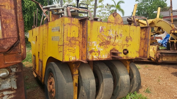 ขาย รถบด 9 ล้อ SINGTHAI เครื่อง คัมมินส์ 4 สูบ รถจอดนานต้องเช็คสภาพหน่อย เอกสารชุดประมูลครับ