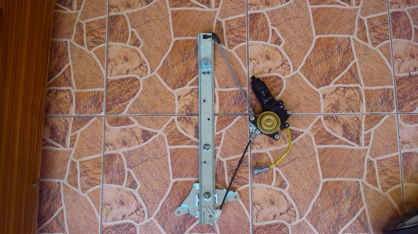 รางกระจกไฟฟ้าหน้า ข้างขวา TOYOTA CORONA ST190 ST191