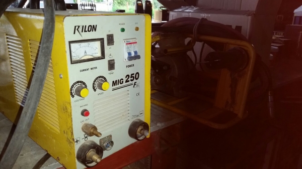 ตู้เชื่อม Co 2     250 a พร้อมฟีดแยก