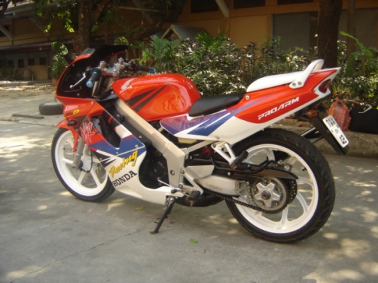 NSR 150 SP PROARM 100\% ขายด่วน สวยมาก ทำสีใหม่ทั้งคัน 35000 บาท มีสี แดงขาว และ สีเขียวส้ม ครับ สินค้า มีจำนวน จำกัด