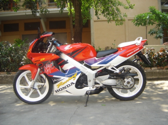 NSR 150 SP PROARM 100\% ขายด่วน สวยมาก ทำสีใหม่ทั้งคัน 35000 บาท มีสี แดงขาว และ สีเขียวส้ม ครับ สินค้า มีจำนวน จำกัด