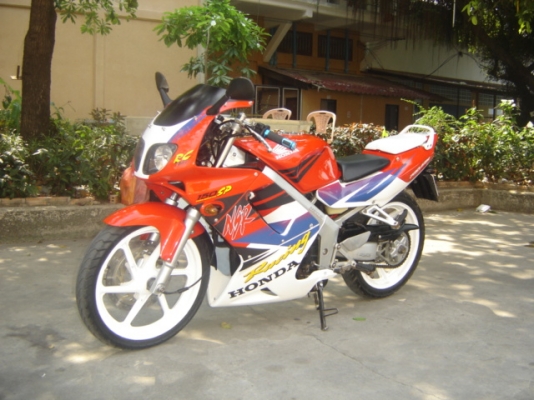 NSR 150 SP PROARM 100\% ขายด่วน สวยมาก ทำสีใหม่ทั้งคัน 35000 บาท มีสี แดงขาว และ สีเขียวส้ม ครับ สินค้า มีจำนวน จำกัด