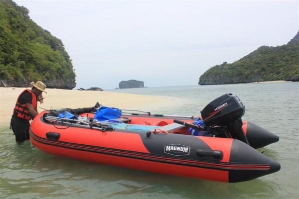 เรือยางท้องไฟเบอร์ MAGNUM BOAT