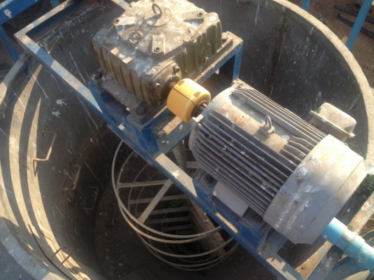 ถังมิกซ์สแตนเลสพร้อมใบกวน สภาพดี ราคาไม่แพง ใช้งานได้