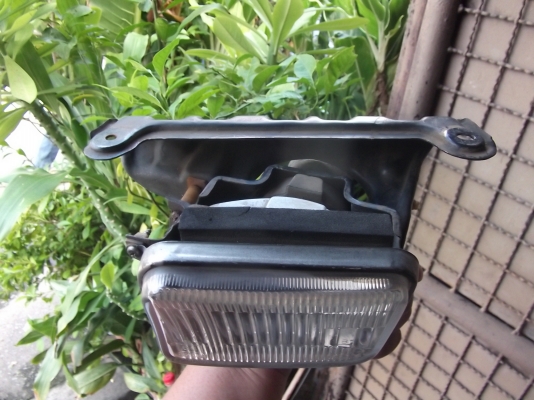 เศษสปอร์ตไลท์ข้างซ้ายของรถ TOYOTA  SUPRA สภาพสวยใส