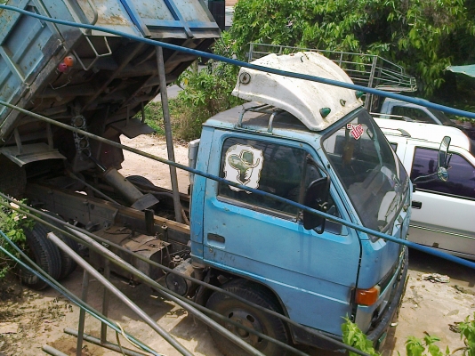 6ล้อดั้มNKR รถออกห้าง วางเครื่อง2800 เกียร์สั้น แอร์เย็น เล่มพร้อม ภาษีเต็ม