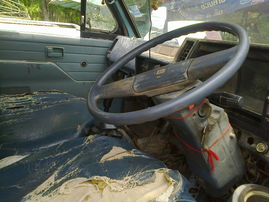 6ล้อดั้มNKR รถออกห้าง วางเครื่อง2800 เกียร์สั้น แอร์เย็น เล่มพร้อม ภาษีเต็ม