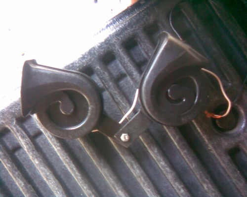 แตรคู่ของรถถยุโรป เบน/วอลโว่ล /ซีตองเมคอินฝรั่งเศลครับของแท้เสียงดังแต่เพราะครับไม่หนวกหูสวยๆครับ  เหลือไม่กี่คู่แล้วครับ