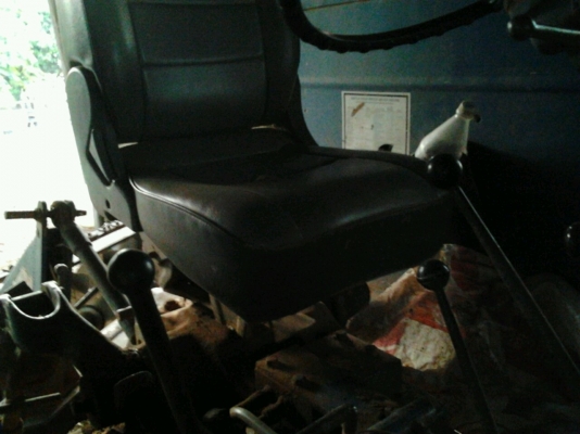 FORD 6610 - 1 เพลา เต็มตัว เอกสารเล่มทะเบียนครบพร้อม เครื่องแน่นแรงดี อุปกรณ์ครบ มีใบมีดดันหน้า ผานพรวนดิน 5 ของ SBT ช่วงล่างดี ยางหน้าหลังสภาพดี 70\% พร้อมใช้งานได้เลย ราคาต่อรองได้ครับ