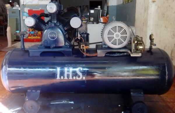ขายด่วน ปั๊มลม ขนาด 7.5 HP 3 สูบ ของญี่ปุ่น ใช้งานได้ดีปกติ ถังขนาดใหญ่  สภาพดี ขายราคาไม่แพงครับ