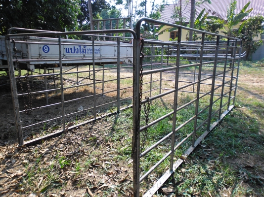 ขาย คอกเหล็ก 6 ล้อ 4.20 ขาย คอกเหล็ก 6 ล้อ 4.20