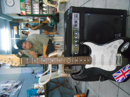 ขายกีต้าร์ไฟฟ้าพร้อมตู้แอมถูกๆสภาพดีเยี่ยม
