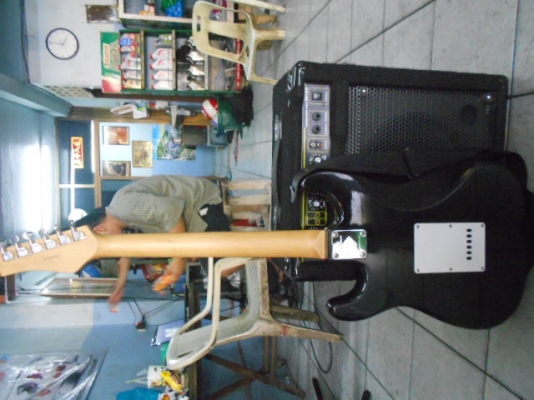 ขายกีต้าร์ไฟฟ้าพร้อมตู้แอมถูกๆสภาพดีเยี่ยม