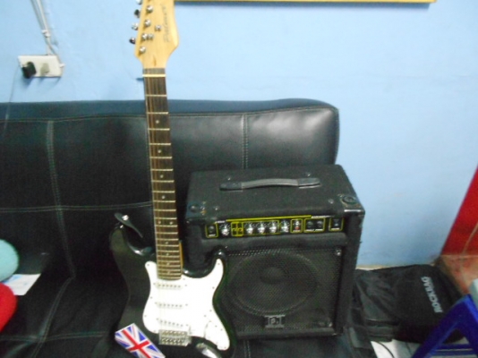 ขายกีต้าร์ไฟฟ้าพร้อมตู้แอมถูกๆสภาพดีเยี่ยม