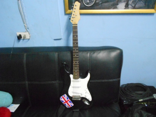 ขายกีต้าร์ไฟฟ้าพร้อมตู้แอมถูกๆสภาพดีเยี่ยม