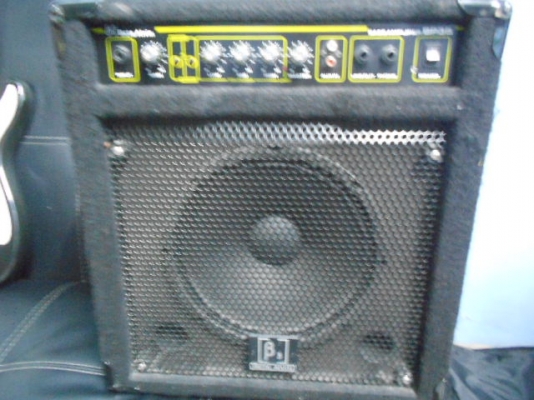 ขายกีต้าร์ไฟฟ้าพร้อมตู้แอมถูกๆสภาพดีเยี่ยม