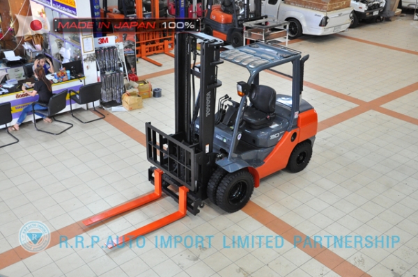 ขายรถโฟล์คลิฟท์มือสอง TOYOTA รุ่น TOYOTA รุ่น 8FD30-32133 นำเข้าจากประเทศญี่ปุ่น 100\% ไม่เคยใช้งานในไทย