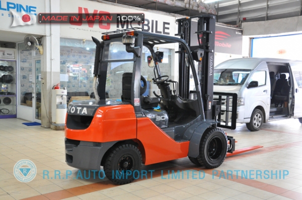 ขายรถโฟล์คลิฟท์มือสอง TOYOTA รุ่น TOYOTA รุ่น 8FD30-32133 นำเข้าจากประเทศญี่ปุ่น 100\% ไม่เคยใช้งานในไทย