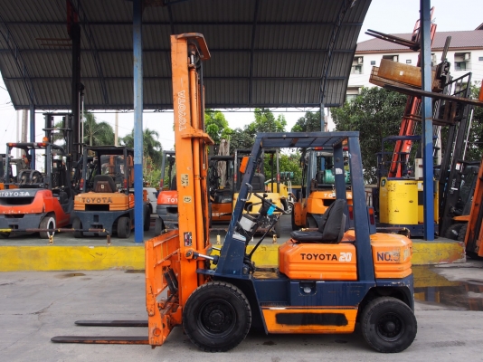 TOYOTA 5FD20เครื่องดีเซล เกียร์ธรรมดา เสาสูง5เมตร งาเทได้ สนใจตืดต่อ 083-062-0223(ปอน)