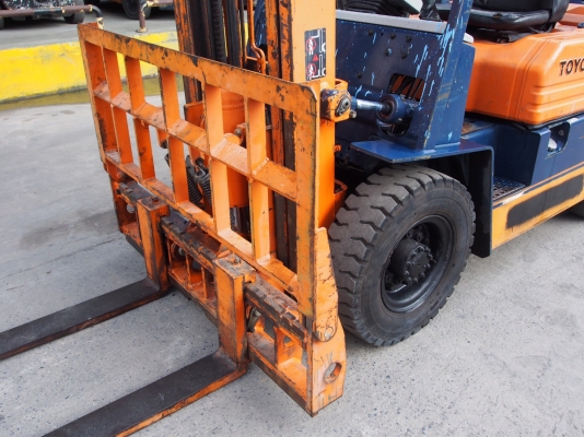 TOYOTA 5FD20เครื่องดีเซล เกียร์ธรรมดา เสาสูง5เมตร งาเทได้ สนใจตืดต่อ 083-062-0223(ปอน)