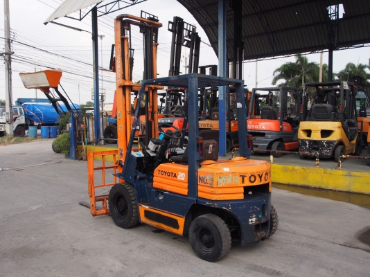 TOYOTA 5FD20เครื่องดีเซล เกียร์ธรรมดา เสาสูง5เมตร งาเทได้ สนใจตืดต่อ 083-062-0223(ปอน)